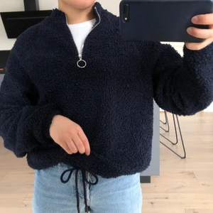 Fluffig tröja med zip - Mörkblå tröja i luftigt material, i superbra skick. Storlek S.      FRAKT ÄR INKLUDERAT I PRISET 🌼
