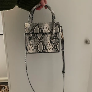 Mango handväska - Ormskinns imitation. As snyggg, kommer tyvärr ej till användning. Lite slitage, men inget som syns om man inte letar. Perfekt att ha i handen eller crossbody. Frakt tillkommer på 50kr.❣️ 