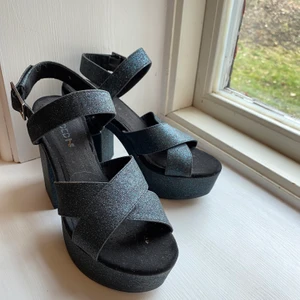 Klackskor med platå storlek 36 - Helt oanvända skor i mörkblå glitter i storlek 36