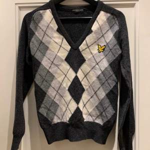 assnygg trendig tröja från lyle and scott vintage! passar till allt💞 skickas spårbart! SMALL/S! Nyskick 100% ull!💕 Hör av dig vid intresse!