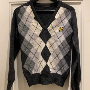 Lyle and scott vintage ull kofta sweatshirt SMALL S tröja tjocktröja vit grå svart - assnygg trendig tröja från lyle and scott vintage! passar till allt💞 skickas spårbart! SMALL/S! Nyskick 100% ull!💕 Hör av dig vid intresse!