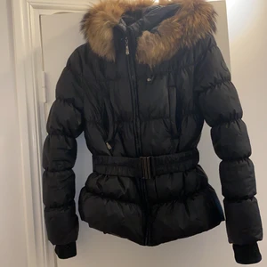 Hollies jacka strl small - Hollies jacka i äkta päls. Användt skick. Köparen står för fraktkostnad på 150kr. Säljer pga att jag inte vill bära äkta päls.