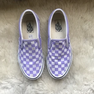 Lila Vans  - Säljer mina snygga vans. Bra skick, några fläckar. Köpta för ett år sen och använda en vår. 