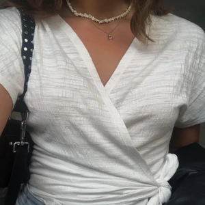 Sommartopp - Superfin sommartopp med knytning i sidan. Säljer då den aldrig kommit till användning så den är i nyskick. Storlek xs