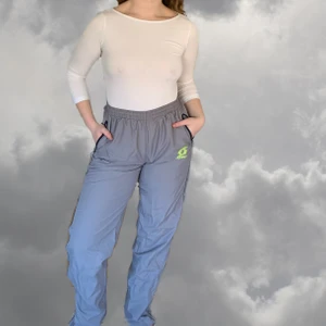 Retro träningsbyxor - Träningsbyxor från Lotto i storlek XL men skulle säga att de passar alla storlekar. Aldrig använda men köpta på Humana