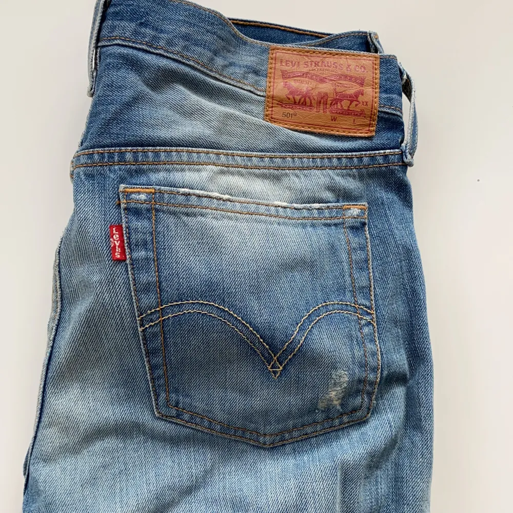Raka & snygga levisjeans perfekta för dig som är lite kortare! Utgångspris:150kr. Jeans & Byxor.