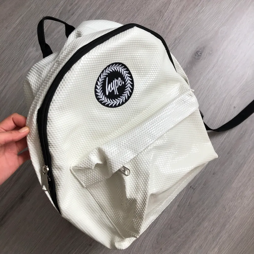 Säljer denna riktigt fina ryggsäcken från Hype. Den ger mycket utrymme och man får plats med mycket, perfekt som väska till tex en skidresa eller varför inte till skolan💞 Nypris 500kr. Väskor.