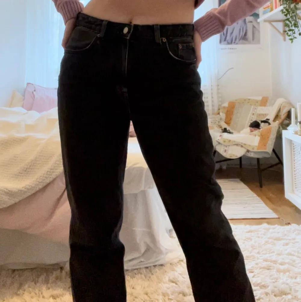 jeans från weekday i modellen voyage. höga i midjan. i nyskick. raka i benen. visas på mig som är 165 cm lång. 🌻frakt ej inkluderat i priset🌻 . Jeans & Byxor.