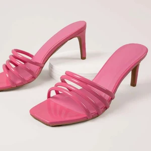 Rosa klackskor - Sjukt snygga klackar😍 HELT NYA ! Säljes pga fel storlek💓 Storlek 8.5 (ca 39), 7,5 cm klack. Frakt ingår✨