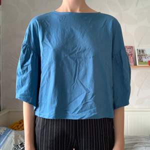 Blus/tröja från weekday i en fin blå färg. Bra skick, passar även S.