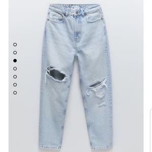 Zara jeans - Ljusa lågmidjade mom jeans med slitningar, super fin passform och slutsålda överallt. Storlek 34 passar mig som har storlek xs/s! Bud startat på 250 