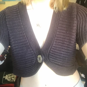 Brun topp - Brun kortärmad kofta. Storlek S/M