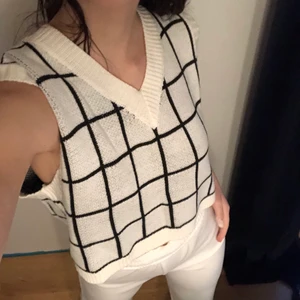 vit stickad väst - vit väst i nyskick. materialet sticks inte alls 🤍 