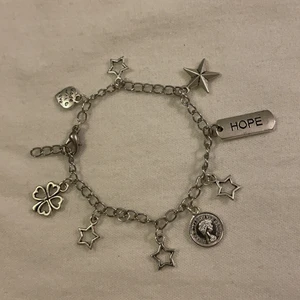 Berlockaband - Berlockarmband, inte äkta silver, går att justera i storlek. Frakt på 12kr tillkommer 💗