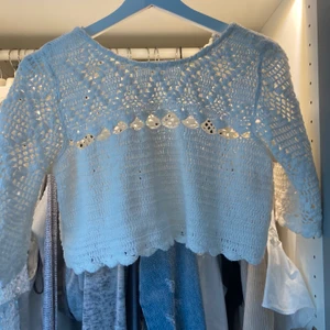 Zara tröja - Så sjukt fin sommartop från Zara 🤍 Den är virkad och croppad - älskar denna! I nyskick och går inte att köpa på Zara längre