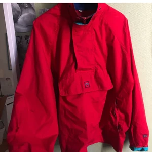 Ball vindjacka - Snygg röd vindjacka som sitter lite oversized. Passar nu till våren. Inköpt på Beyond retro!