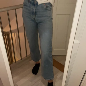 Jeans från Levis  - Jätte fint skick, använda 1 gång!! Super fin färg💙💙 frakt tillkommer 