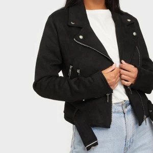 Mockajacka - Svart bikerjacka i mockaimitation från Nelly. nypris: 599kr