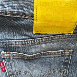 501 LEVI’s - LEVIS 501 jeans, men ett hål på knät. O croppade ner till. Storlek W28L30. En ny patch i gult är påsydd. 300 inkl. frakt