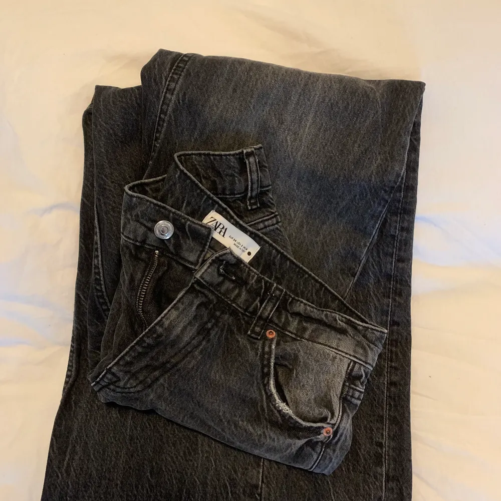 Super snygga zara jeans i modellen ’90s full lengt rainfall med medelhög/låg midja. Helt slutsålda på deras hemsida och endast använda 1 gång. Köparen står för frakten. Om många intresserade blir det budgivning, just nu ligger ledande bud på 420kr+frakt köp direkt för 500kr+frakt!😊🤍. Jeans & Byxor.