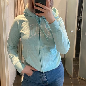 gap tröja - Turkos/ljusblå tröja från gap i strl M. Använd en del men i bra skick. Köparen står för frakt