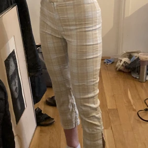 Vårbyxor - Fina vår/sommar byxor, typ 3/4 benlängd, storlek S skulle jag tro. Sitter superbra men inte min stil längre. Okänt märke men superbra kvalitet, knappt använda🌼