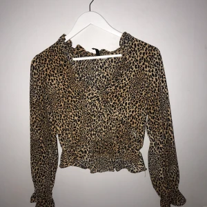 Leopardblus - Blus i leopardmönster från hm. Bra skick. Lite liten i storleken, passar xs-s. 