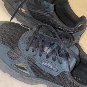 Adidas sneakers  - Knappt använda, strolek 37