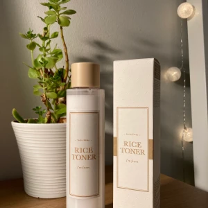 Korean Skincare 🌿 - •I’M FROM, Rice toner• Fick denna toner som en del av en “skincare-kit”. Öppnat och testad, men har redan en favvo toner.                                                  Vill inte kasta sån fin hudvård! 😢                      Original pris 200kr.