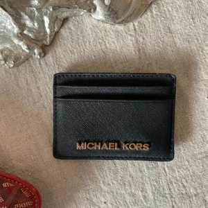 Korthållare från Michael Kors - Svart korthållare från Michael Kors i Saffianoläder! Väldigt bra skick, otroligt tåligt material 🤍 pris exkl. frakt