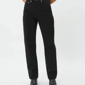 Row jeans - Svarta row jeans från weekday. Bra skick men cirka 1-2 år. Bilderna är från hemsidan, storlek W28 L32 och jag är ca storlek M och 170 cm lång😇