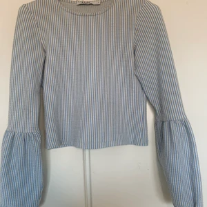 Blå vit topp - Blå vit topp från nakd, skit snygg. Formar kroppen bra. Bra skick! Puff armar 