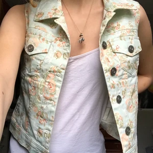 Hippie väst - Superfin hippie inspirerad väst med pastell färger och blommönster. Perfekt till sommaren 