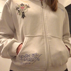 edhardy kofta❤️ - assnygg edhardy kofta som är köpt här på pllick❤️ säljer då den inte passade min stil så mycket❤️ missar några paljetter men e skitsnygg ändå❤️pris + frakt blir blir 307kr❤️ om flera e intresserade blir det budgivning❤️