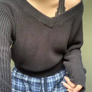 V-ringad tröja från Gina tricot  - Jätte söt stickad tröja från Gina i strl s, tröjan är i fint skick och sitter jätte fint på. 