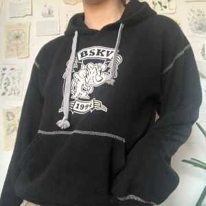 Hoodie - Coolaste hoodien! Något nopprig men annars defektfri. Köpare står för frakt. Dm vid frågor/intresse 