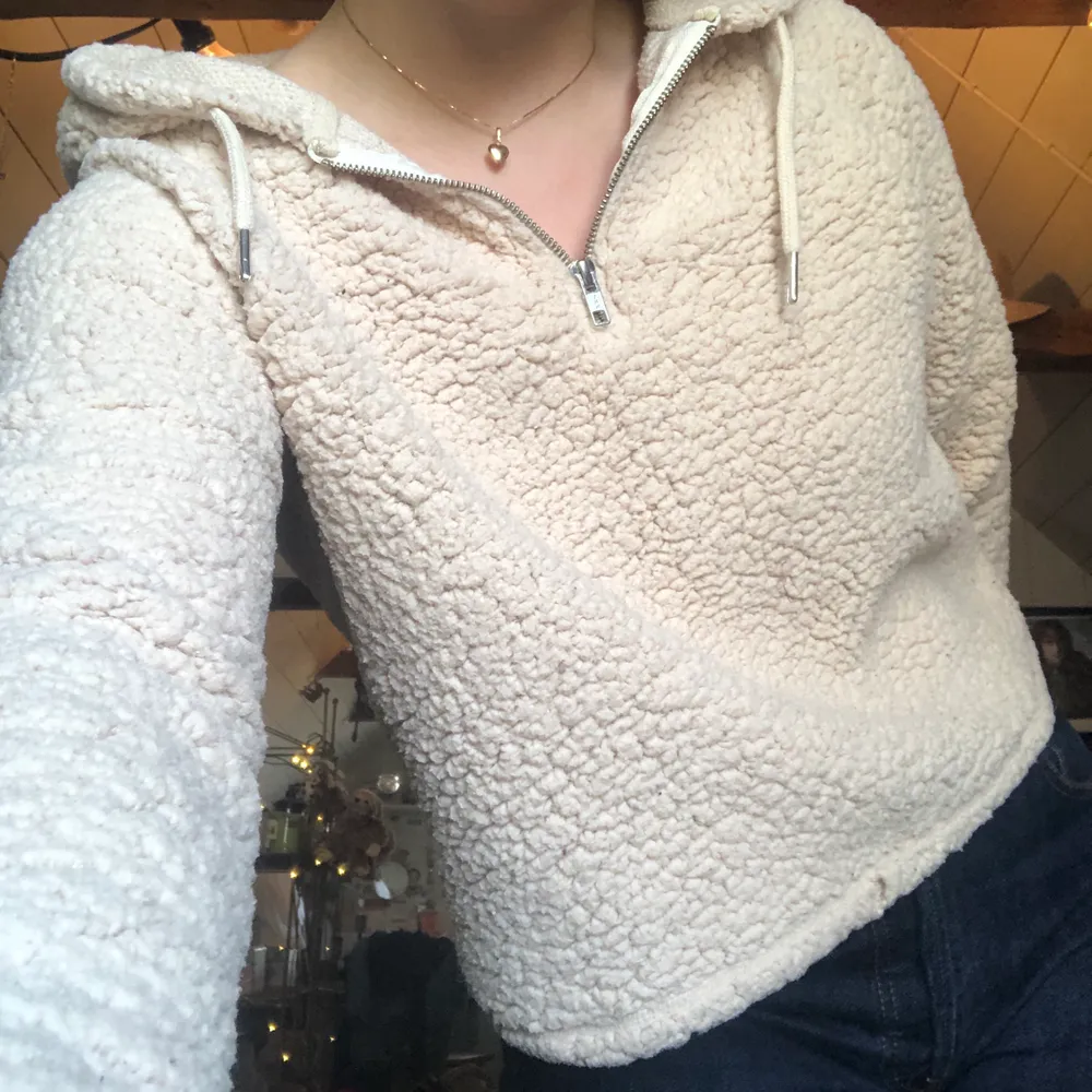 Cool Urban outfitters fluffig cropped hoodie. Varm, bekväm och sitter skit snyggt.. Tröjor & Koftor.