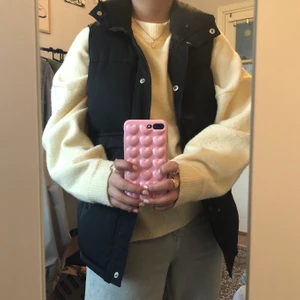 dunväst - tänkte kolla intresset på min fina väst då jag inte längre använder den! 🤎🤎🤎 den är i jättefint skick, dock har den ingen dragkedja! lägg ett bud i kommentarerna om du är intresserad!!! 🍒(eller köp direkt för 300)🍒