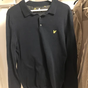 Lyle & Scott långärmad piké, navy  - Lyle & Scott långärmad piké, navy. Condition: 9/10