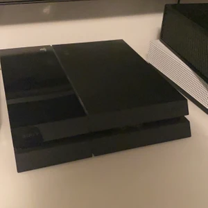 Playstation 4 - Playstation 4 säljes. Extremt bra skick & säljes endast för att jag införskaffat ett PS5. En blå handkontroll medföljer som är ny och är i toppskick! 