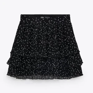 Prickig kjol - Säljer denna jättepopulära slutsålda kjolen från Zara, helt oanvänd med lappar kvar! Kan även tänka mig att byta om någon har en likadan i medium🥰 Har ”inbyggda” shorts under som ej syns, dvs behöver man inte oroa sig om den är kort💕 ❗️Bud på 240+frakt❗️Köp direkt 300+frakt
