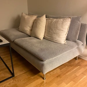 Söderhamn 3-sits & 1-sits soffa nyskick - Säljer min mer eller mindre nya soffa från Söderhamns serien i tyget tallmyra. Soffan är i nyskick och säljer den endast pga flytt. Det är en 3-sits och en 1-sits. Superskön och snygg! Går att köpa till olika delar samt armstöd om så önskas. Nypris var 8000kr då tyget är av det dyrare sortimentet. 