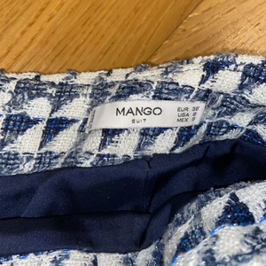 Tweedkjol Mango  - Jättefin minikjol från mango i blå/vitt tweedmaterial!! Lite missfärgad på en kvadratcentimeter, syns om man tittar noga på bild 2, men inget jag märkte innan jag fotograferade 🥰 köparen står för frakt 😇