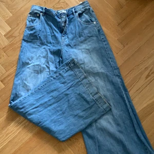 Jeans - Ett par supersnygga wide leg jeans från pull and bear. Säljer då de tyvärr inte passar längre. 80kr exl. Frakt. Kan också mötas upp i Stockholm.😊