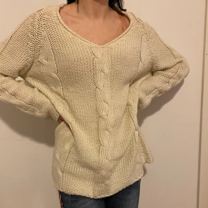 Stickad kofta med öppnade armar - Hej 👋🏼 säljer den fina stickad kofta bara för 60 kr! Använd kanske 3-4 gånger, inte mer. Jättefin och mjuk material, ganska djup V-hals och öppnade armar gör den bara finare ✨ Om Du vill se mer bilder på saker eller snacka om priset det är bara skriva. Är öppet för allt ✨ Lägsta bud: 60