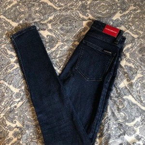 Calvin Klein Jeans - Jeans från Calvin Klein. Endast använda en gång så dem är i fint skick.