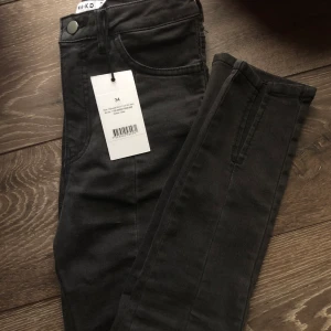 JEANS FRÅN NA-KD - supersnygga skinny jeans från NA-KD, beställde flera storlekar o dessa blev över, fin slitsdetalj vid foten. aldrig använda och  prislappen sitter kvar!! helt slutsålda i alla storlekar 