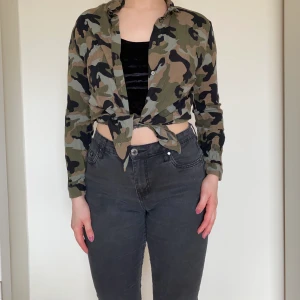 Skjorta med camouflagemönster - Skjorta med camouflagemönster.  Fin att knyta upp eller bara ha som den är.  Storlek 34 men passar även en 36. Använd väldigt lite. 