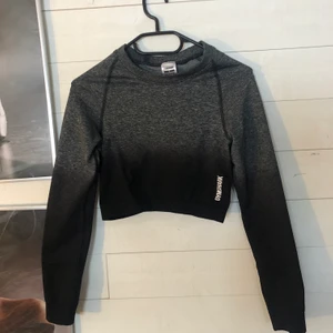 Gymshark tröja  - Tränings tröja från Gymshark i storlek M endast använd 1 gång då den är lite liten för mig, skulle säga att den passar XS och S bätte då den är lite liten i storlek. Annars superskön. Säljer för 200kr