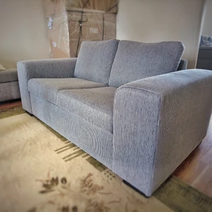 Soffa med Fotstöd - - Helt OANVÄND soffa med fotstöd. Ligger fortfarande omonterad i sin förpackning.  - Bilderna är exempel på en annan (liknande) soffa.  - Ordpris bara för soffan = 5495 kr  - Mått Soffa: Djup 90 cm × Bredd 174 cm  Fotstöd: 50 cm × 60 cm  Hämtas i Alby, tar 2 minuter med bil från Alby Centrum. 